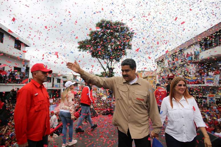 Presidente da Venezuela, Nicolás Maduro, acena a simpatizantes ao lado de sua mulher, Cilia Flores, durante comício em Caracas