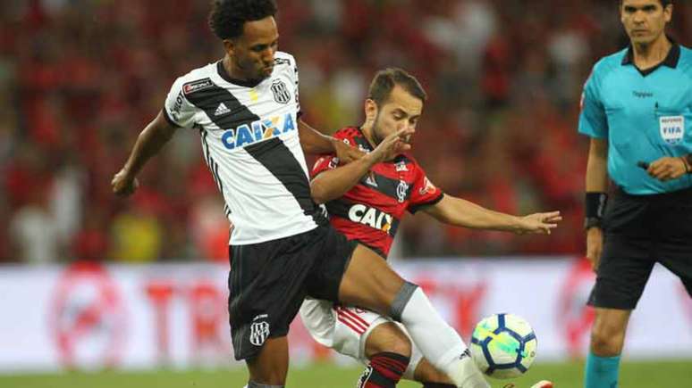 Everton Ribeiro comemorou a classificação do Flamengo para a próxima fase (Paulo Sérgio/Agência F8)