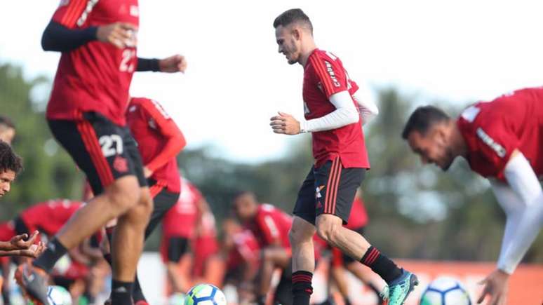 Renê, ao centro, durante o treino do Flamengo no Ninho do Urubu (Foto: Gilvan de Souza/Flamengo)