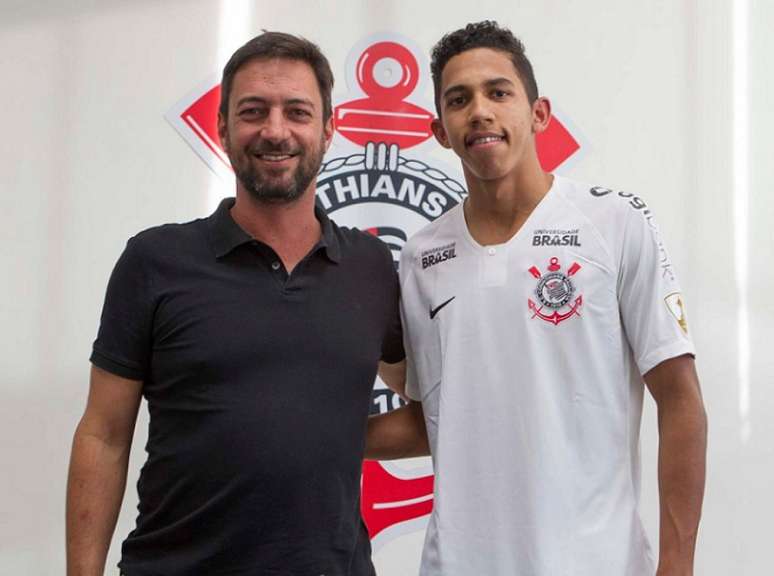 Diretor de futebol Duílio Monteiro Alves e Fessin posam para foto após assinatura de contrato (Daniel Augusto Jr)