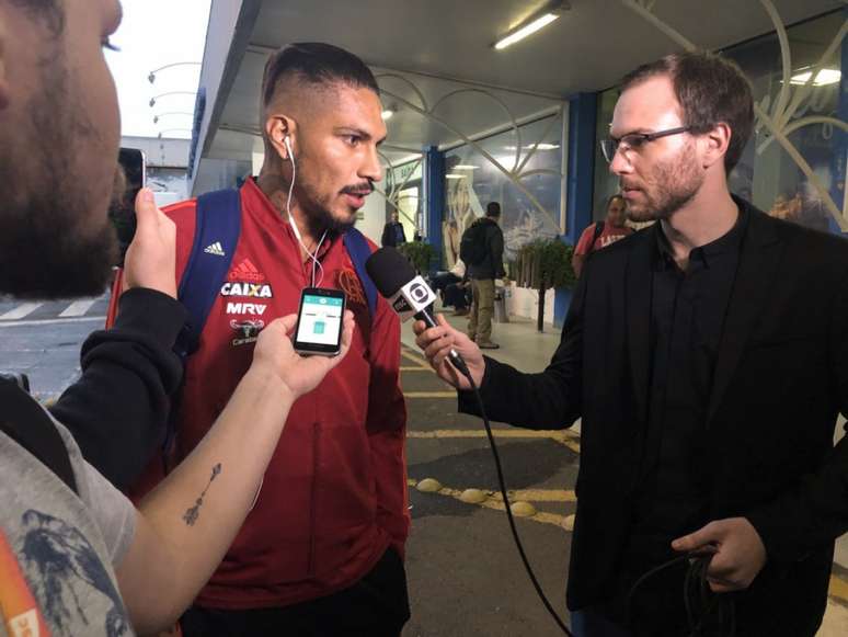 Guerrero atende os jornalistas na chegada em Chapecó (Reprodução Twitter Flamengo)