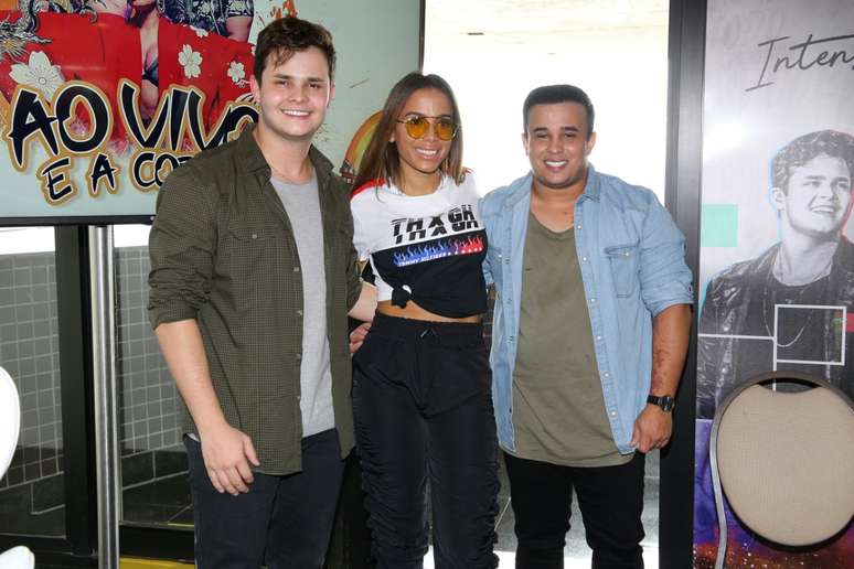 Matheus, Anitta e Kauan no lançamento do clipe "Ao Vivo e em Cores" (Fotos: Deividi Correa/AgNews)