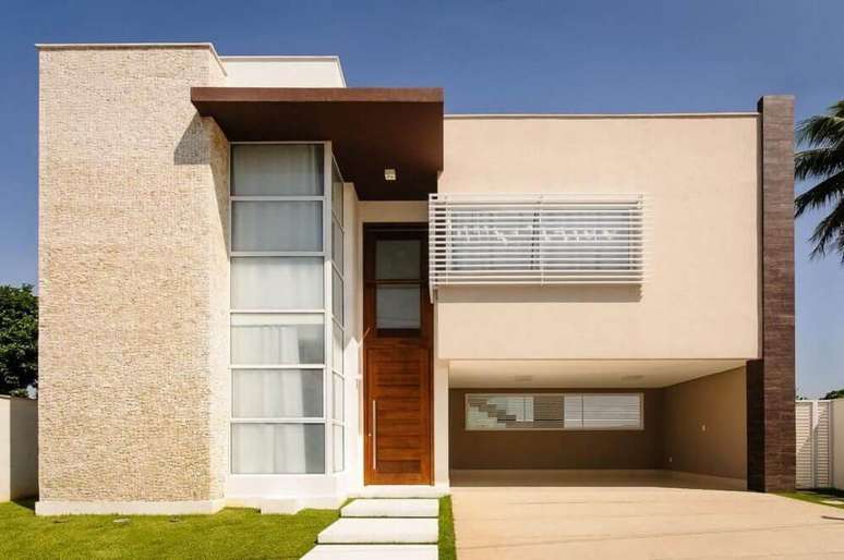 8. Tons neutros e claros são as cores de casas perfeitas para quem busca um estilo mais clássico na fachada