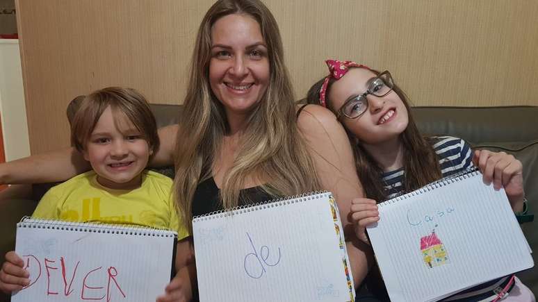 Cristina Dorneles com os filhos Davi e Maria Rita: ela tenta dar autonomia aos filhos nas tarefas de casa