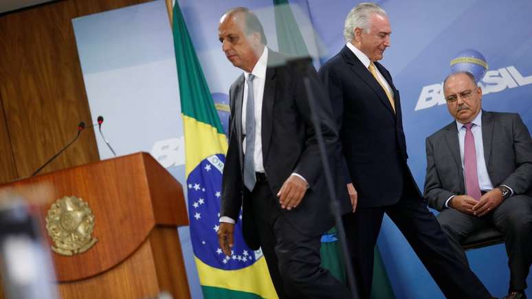 Michel Temer e governador Luiz Fernando Pezão no dia em que foi decretada intervenção no Rio, que deve durar até 31 de dezembro