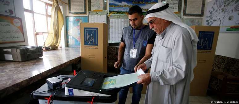 Eleitor iraquiano deposita seu voto. Vinte e quatro milhões de eleitores foram convocados a votar.  