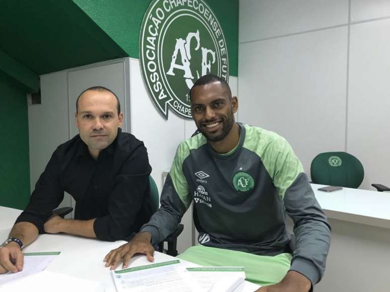 Douglas renova com a Chapecoense (Foto:Divulgação)