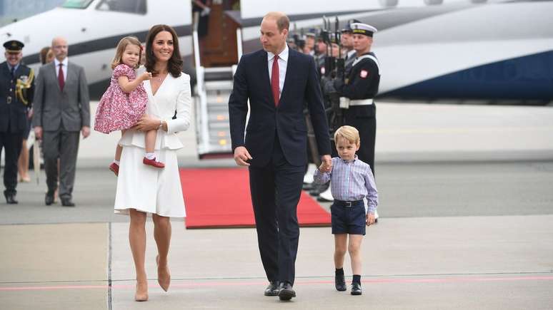 A rainha Elizabeth alterou normas para que os filhos de William e Kate pudessem ser chamados de príncipe e princesa