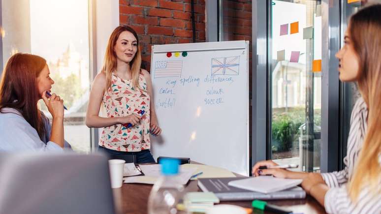 Adultos não devem desistir de aprender idiomas - esse aprendizado traz grandes benefícios ao cérebro