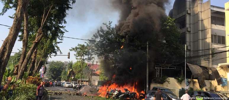 Igreja pentecostal em chamas: ataques também tiveram como alvo templo protestante e católico 