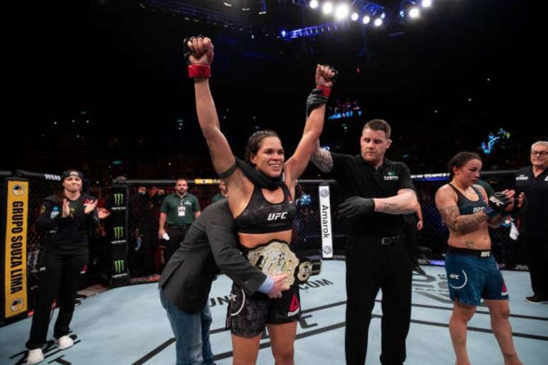 Amanda Nunes dominou Pennington por cinco rounds e manteve o cinturão no Brasil (Foto: Getty Images/UFC)