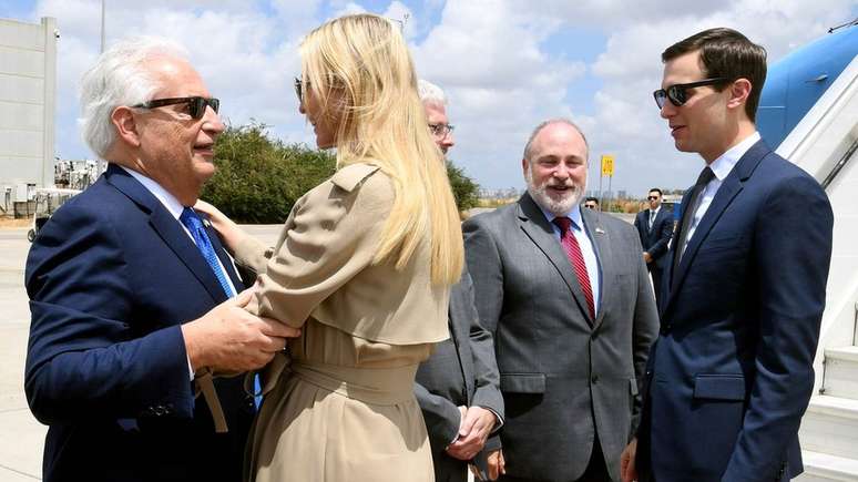 Ivanka Trump cumprimenta o embaixador dos EUA para Israel, David Friedman, na chegada ao país no domingo