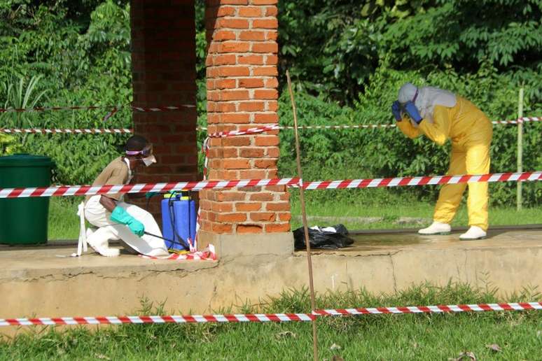 Agente de saúde recebe spray de clorina após visitar área isolada de hospital que recebeu paciente com suspeita de Ebola em Bikoro, na República Democrática do Congo 12/05/2018 REUTERS/Jean Robert N'Kengo