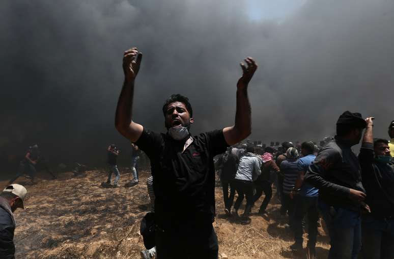 Manifestantes palestino durante protesto na fronteira de Israel com a Faixa de Gaza 14/05/2018 REUTERS/Ibraheem Abu Mustafa - RC15F6B2EBB0