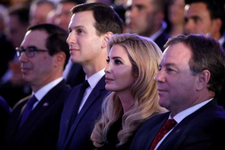 Assessores especiais da Casa Branca Jared Kushner e Ivanka Trump ao lado do secretário de Tesouto dos EUA, Steven Mnuchin, durante recepção no Ministério das Relações Exteriores de Israel 13/05/2018 REUTERS/Amir Cohen