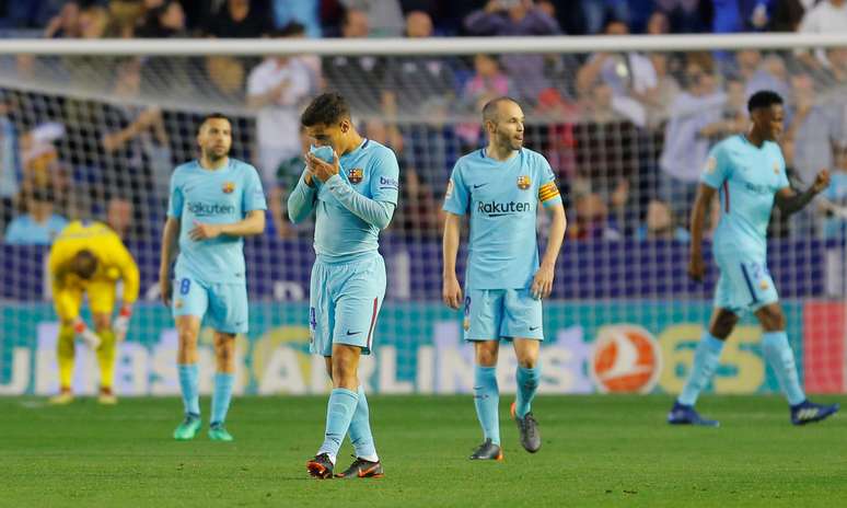 Jogadores do Barcelona durante derrota para o Levante 13/05/2018 REUTERS/Heino Kalis