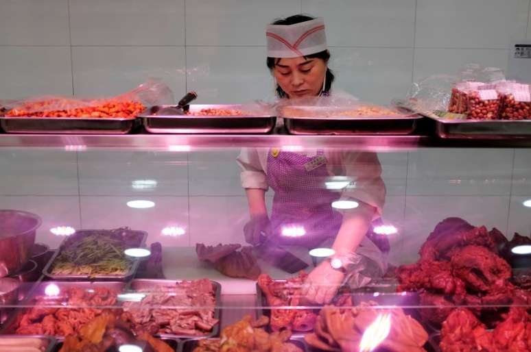 Trabalhador em mercado de carne em Pequim
10/01/2018
REUTERS/Jason Lee