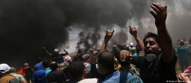 Manifestantes palestinos protestam na Faixa de Gaza