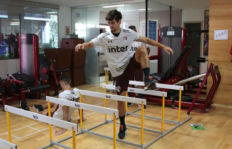 Rodrigo Caio realizou trabalho de fortalecimento muscular no Reffis nesta manhã (Rubens Chiri/saopaulofc.net)