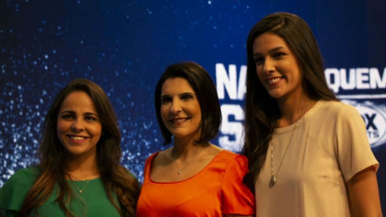 Vanessa Riche foi curadora do Projeto Narra Quem Sabe; Isabelly Morais ( à esquerda) e Renata Silveira (à direita) foram selecionadas, junto com Manuela Avena, que não pôde ir ao programa (Foto: Thaynara Lima)