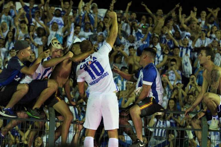 Marquinhos celebra com a torcida do Avaí (Foto: André Palma Ribeiro/Avaí FC)