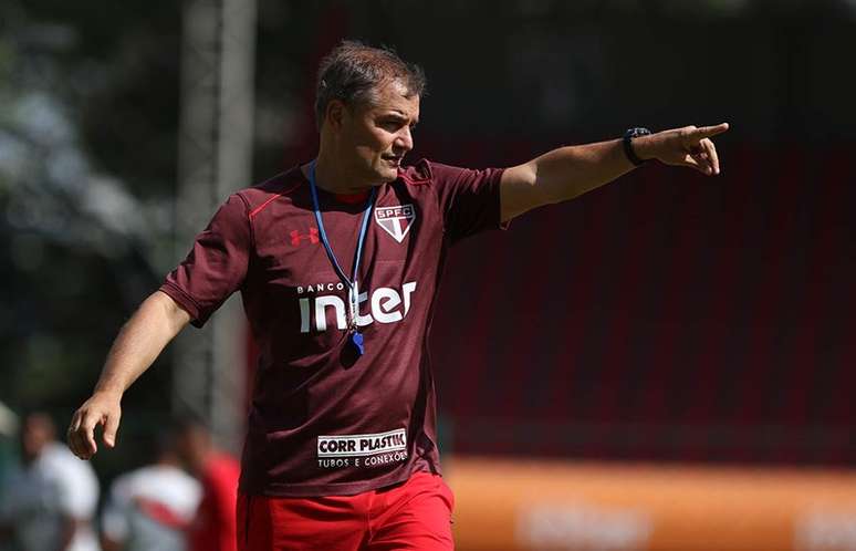 O técnico Diego Aguirre em treino do São Paulo.