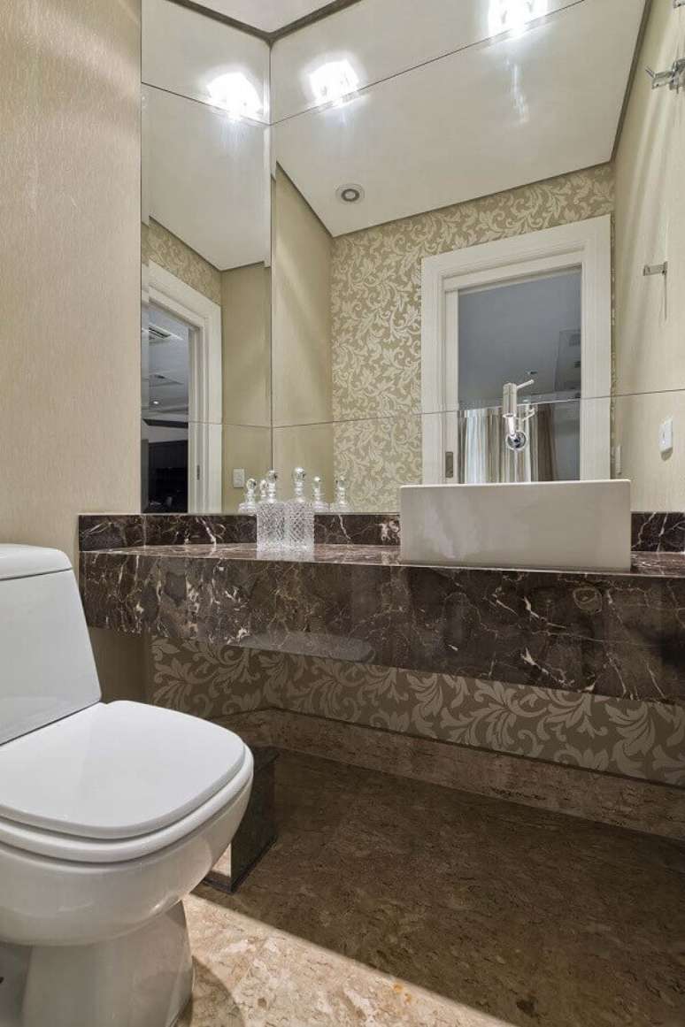 48. Decoração com espelho bisotê para banheiro com bancada de mármore
