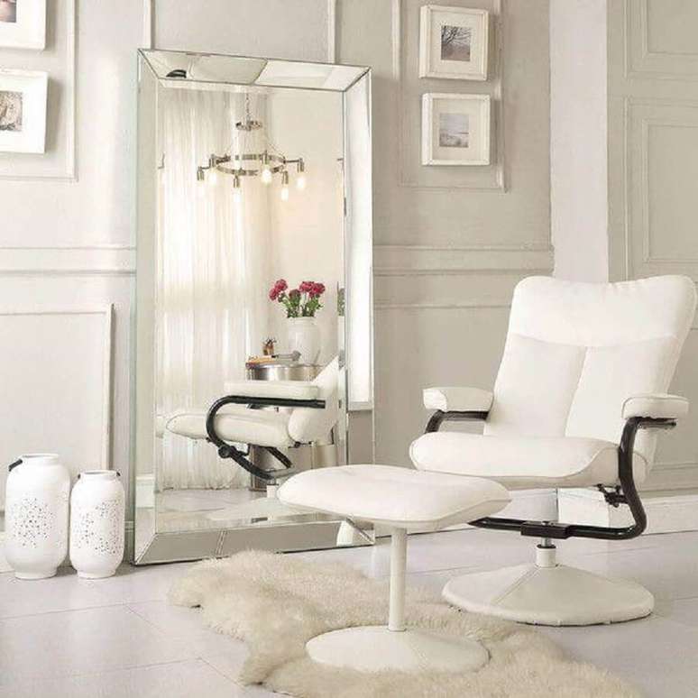 13. O espelho bisotado é perfeito para quem quer ampliar espaços sem sobrecarregar a decoração.