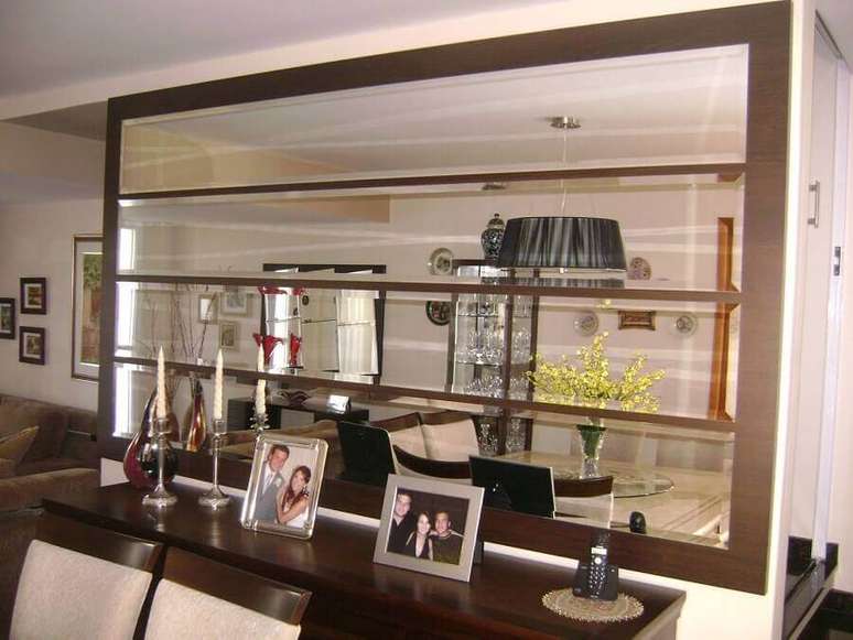 45. Decora&ccedil;&atilde;o com espelho bisotado sobre balc&atilde;o