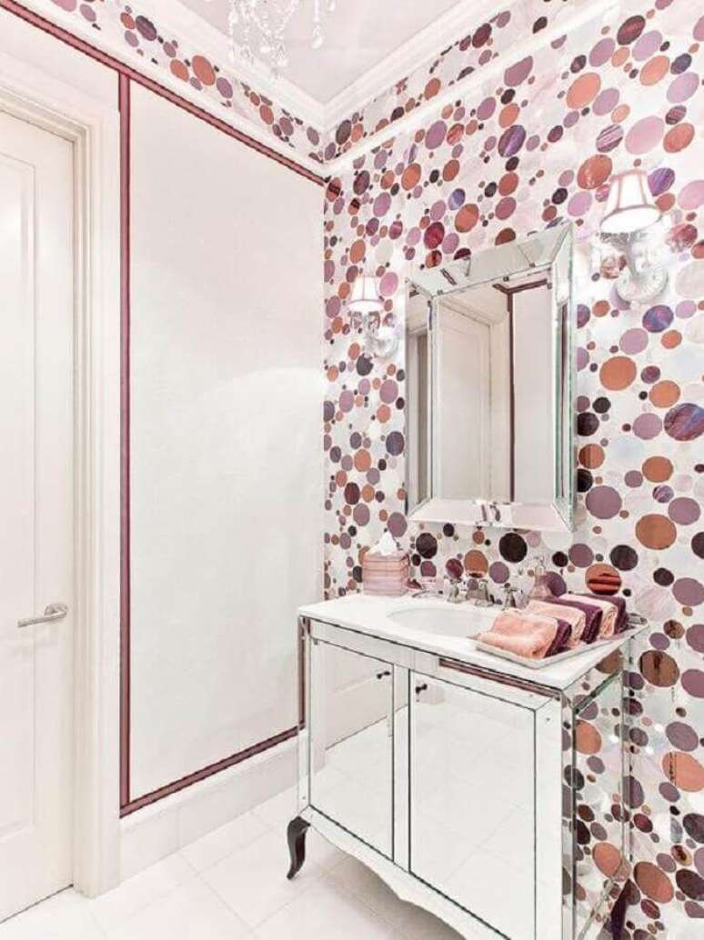 10. Decoração com espelho bisotado para banheiro com papel de parede de bolinha