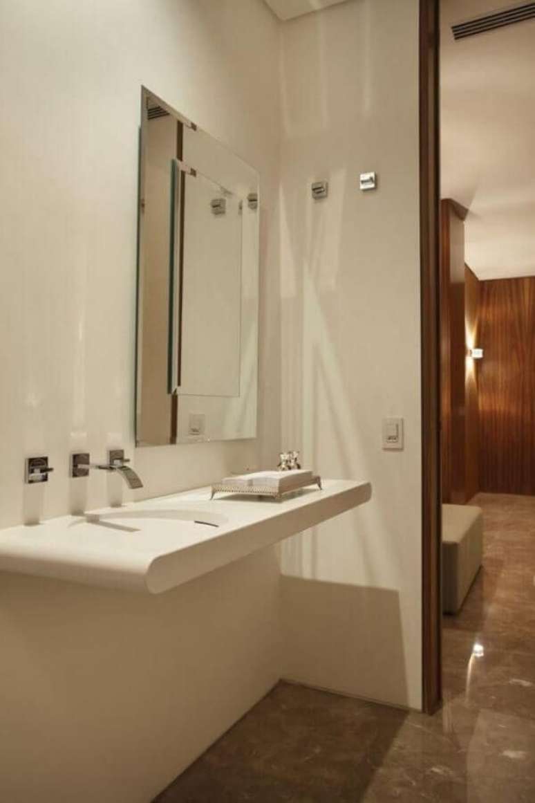 31. Decoração de banheiro com espelho bisotado