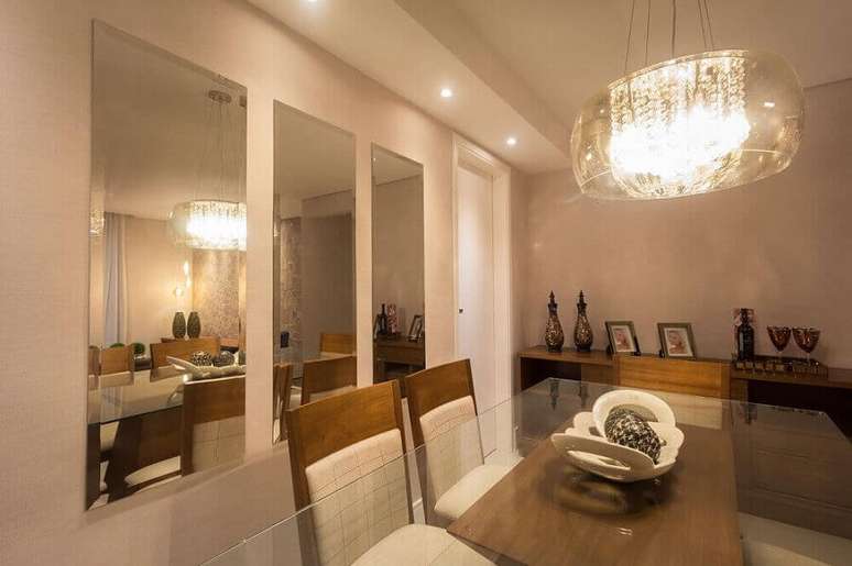 17. Aqui a decora&ccedil;&atilde;o com espelho bisote para sala de jantar recebeu tr&ecirc;s espelhos