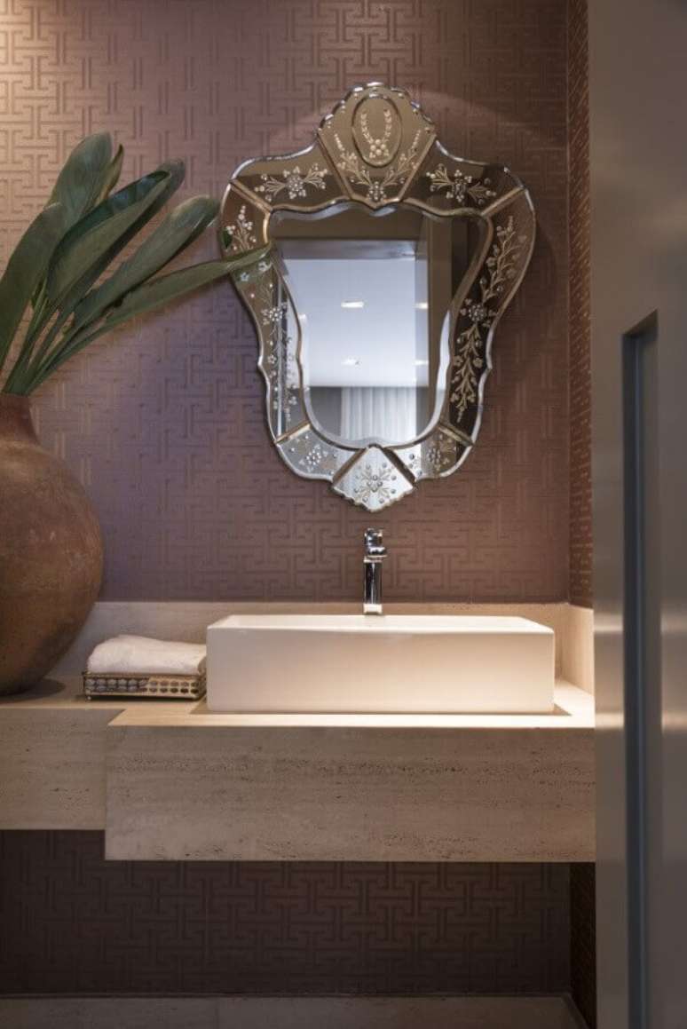 8. Design provençal para decoração com espelho bisotê para banheiro