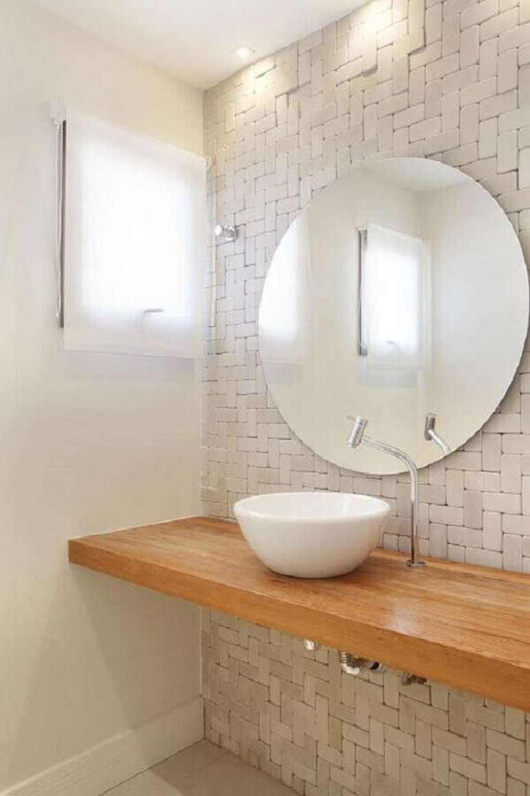 37. Mais um modelo redondo de espelho bisote para banheiro com bancada de madeira