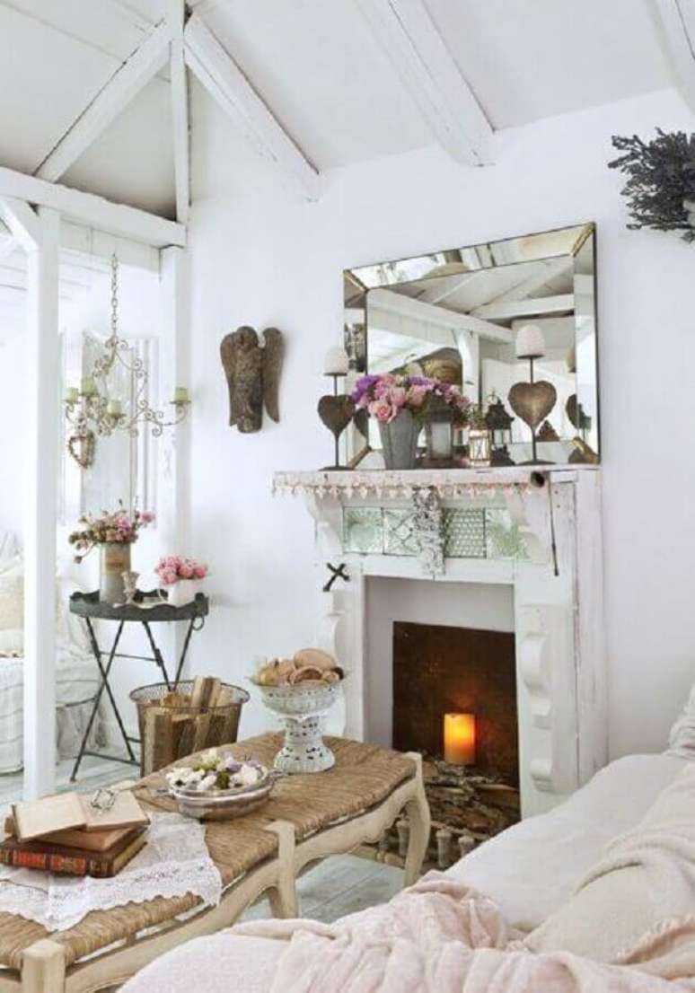 32. O espelho bisotado instalado sobre a lareira deu um toque muito charmoso na decora&ccedil;&atilde;o da sala