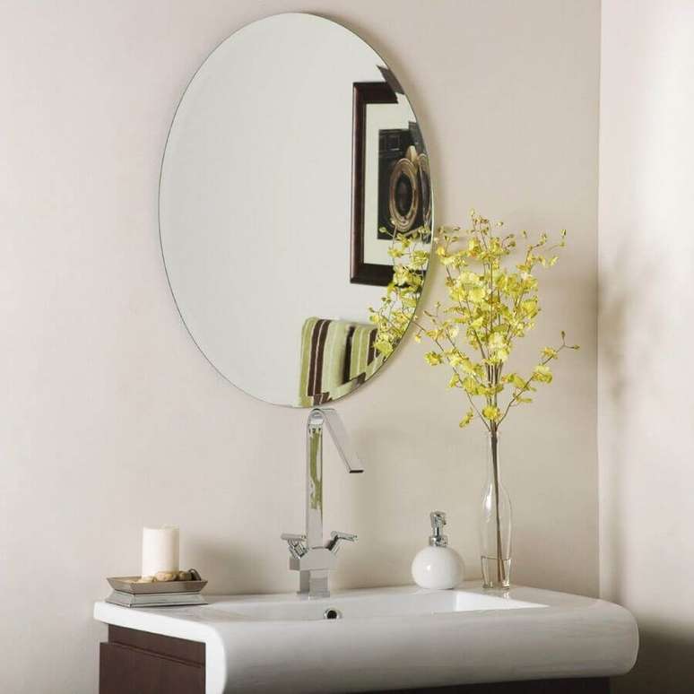 35. O modelo redondo de espelho bisotê para banheiro é muito utilizado