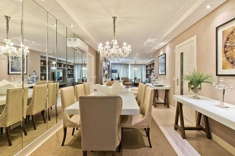 38. Parede revestida com espelho bisot&ecirc; para sala de jantar