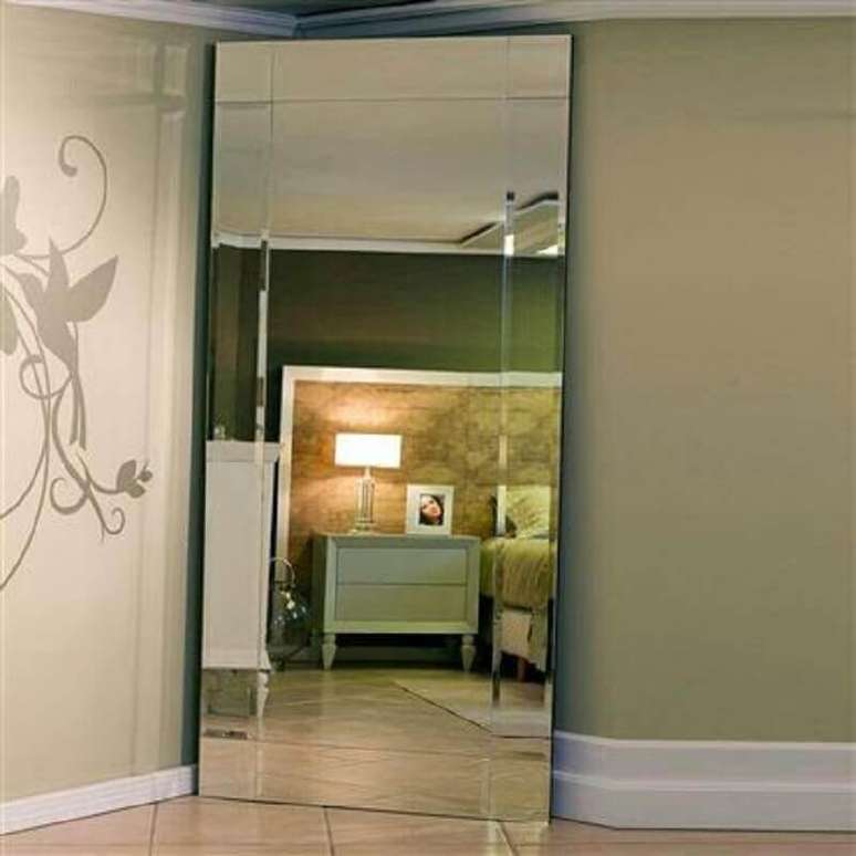 12. Graças a seu acabamento discreto, o espelho bisotado pode ser utilizado para decorar diversos ambientes.