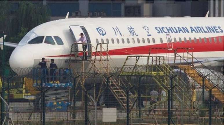 Técnicos inspecionam avião que teve para-brisa quebrado durante voo