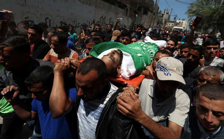 Palestinos carregam corpo de homem morto por forças israelenses durante protesto em Gaza 15/05/2018 REUTERS/Ibraheem Abu Mustafa