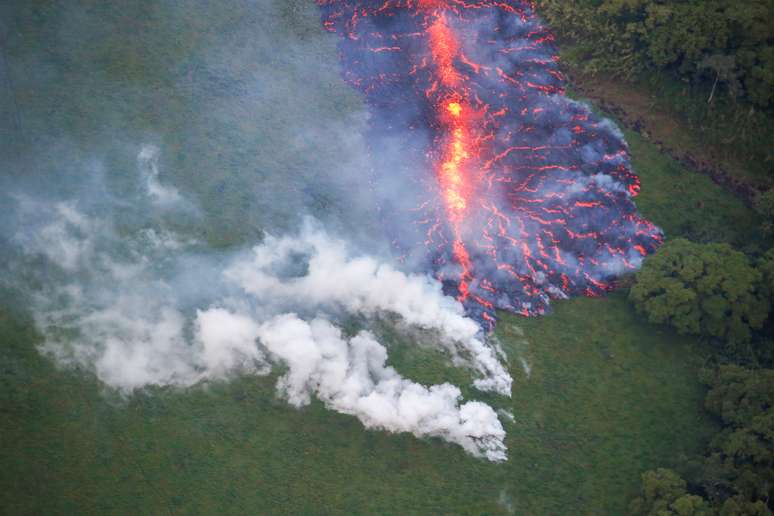 Lava emerge de fissura no solo resultante de erup&ccedil;&atilde;o do vulc&atilde;o Kilauea no Hava&iacute; 13/05/2018 REUTERS/Terray Sylvester