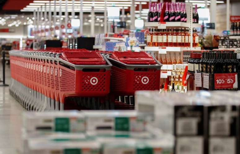 Carrinhos de supermercado vazios em loja Target em Chicago, no Estado de Illinois
23/11/2017
REUTERS/Kamil Krzaczynski 