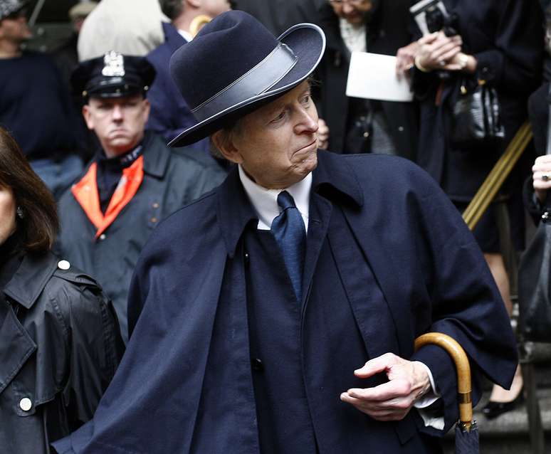 Tom Wolfe deixa Catedral St. Patrick, em Nova York REUTERS/Shannon Stapleton