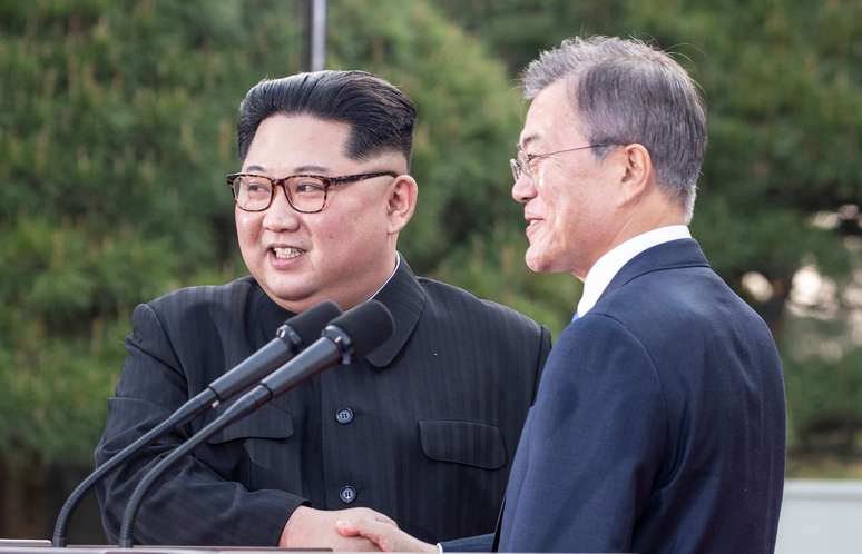 Presidente sul-coreano, Moon Jae-in, e líder da Coreia do Norte, Kim Jong Un 27/04/2018 Korea Summit Press Pool/Pool via Reuters