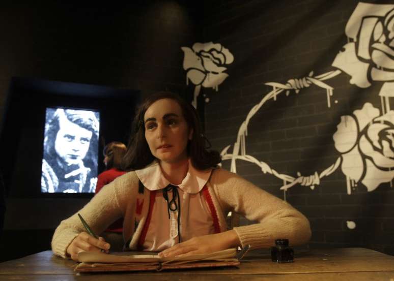 Boneco de cera representando Anne Frank no musei Madame Tussaud, em Berlim 19/12/2008  REUTERS/Tobias Schwarz 