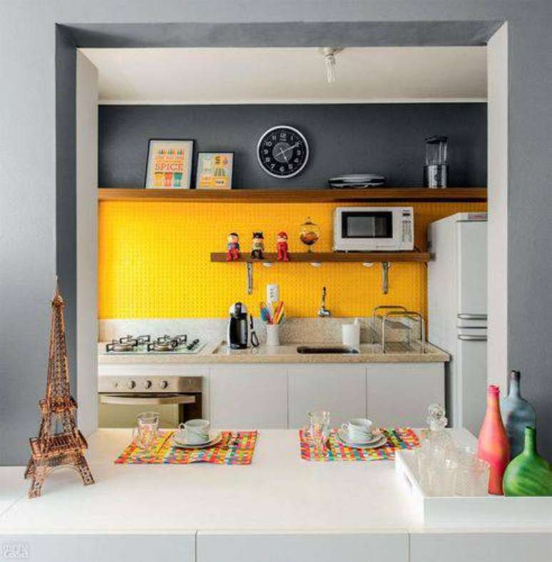 3. Mesclar o cinza e o amarelo fica muito moderno para a cozinha americana no apartamento pequeno