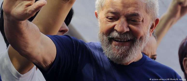 Lula momentos antes de se entregar à polícia, em 7 de abril