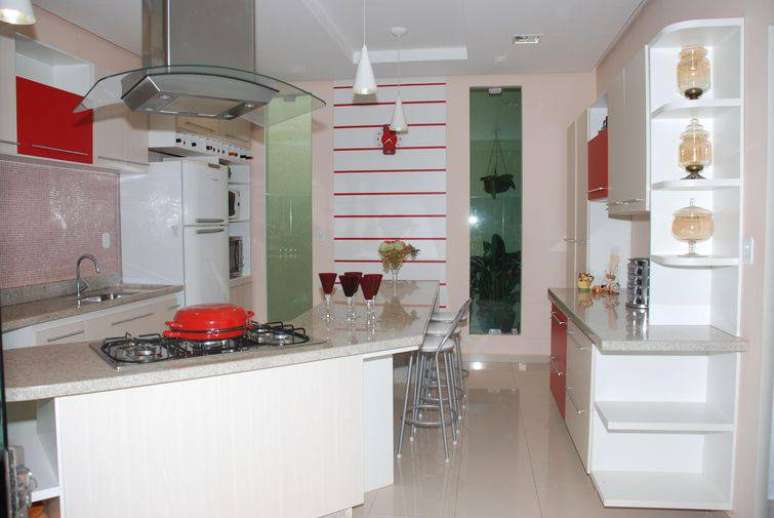 81. Extenso, o balcão de cozinha abriga o cooktop e espaço para refeições.