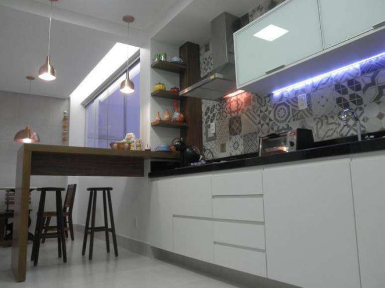 44. O balcão de cozinha deixa o espaço mais elegante.