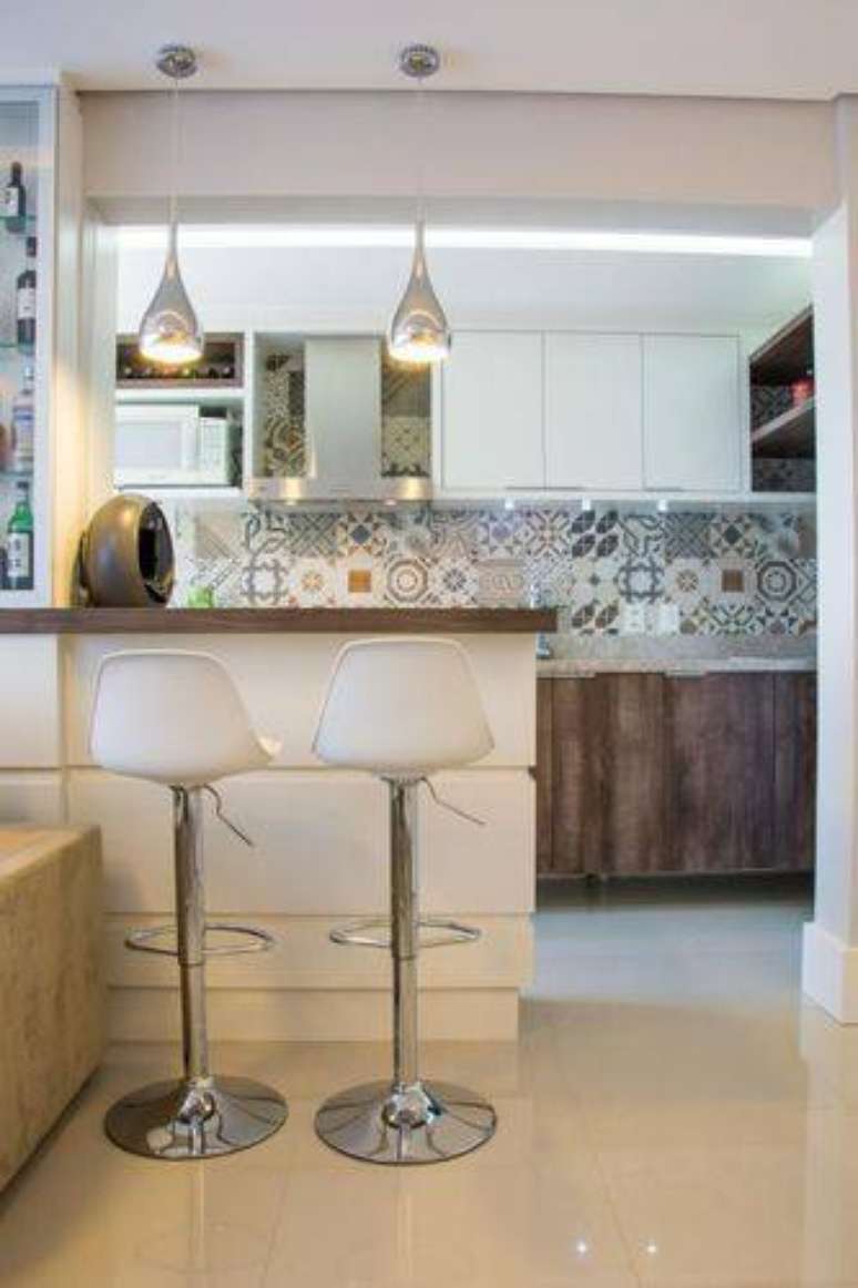 50. O balcão de cozinha branco se integra bem a ambos os ambientes.
